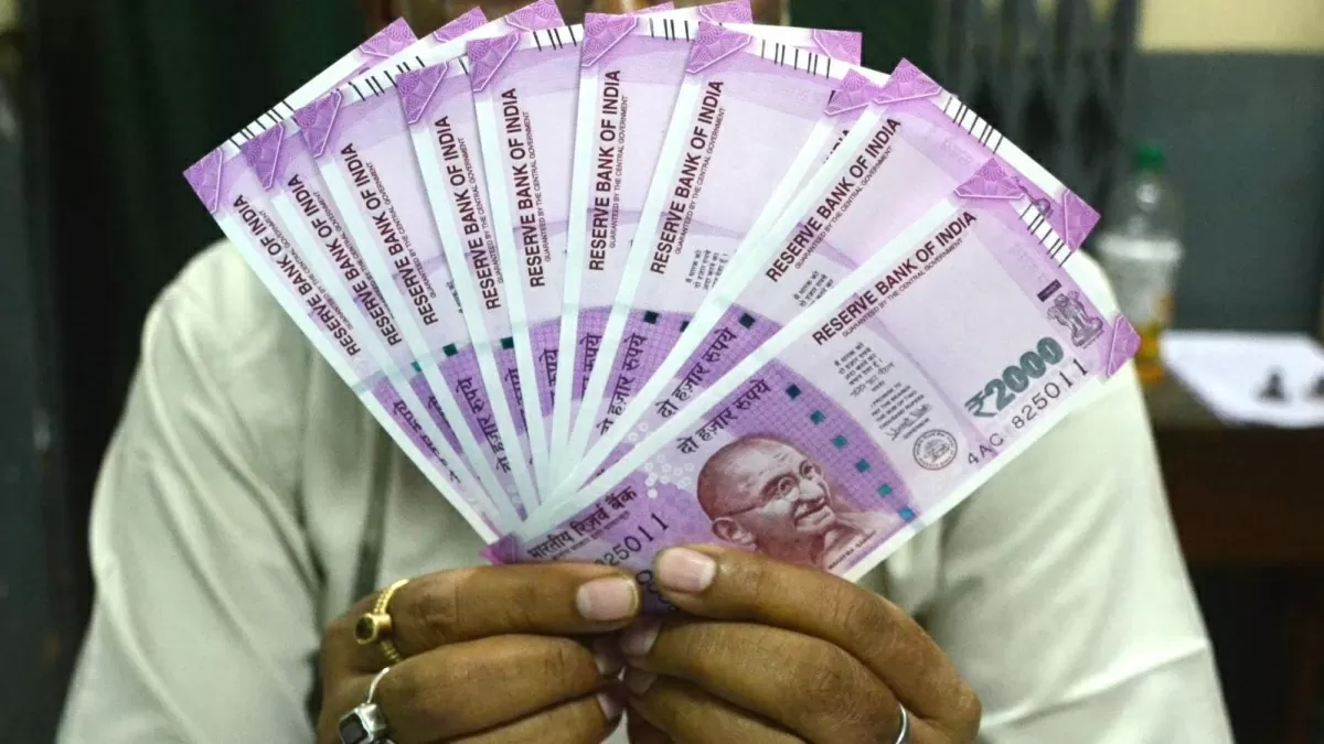 2000 Rupee Note: RBI's new update on 2000 rupee note, know why people are holding back ₹6970 crore