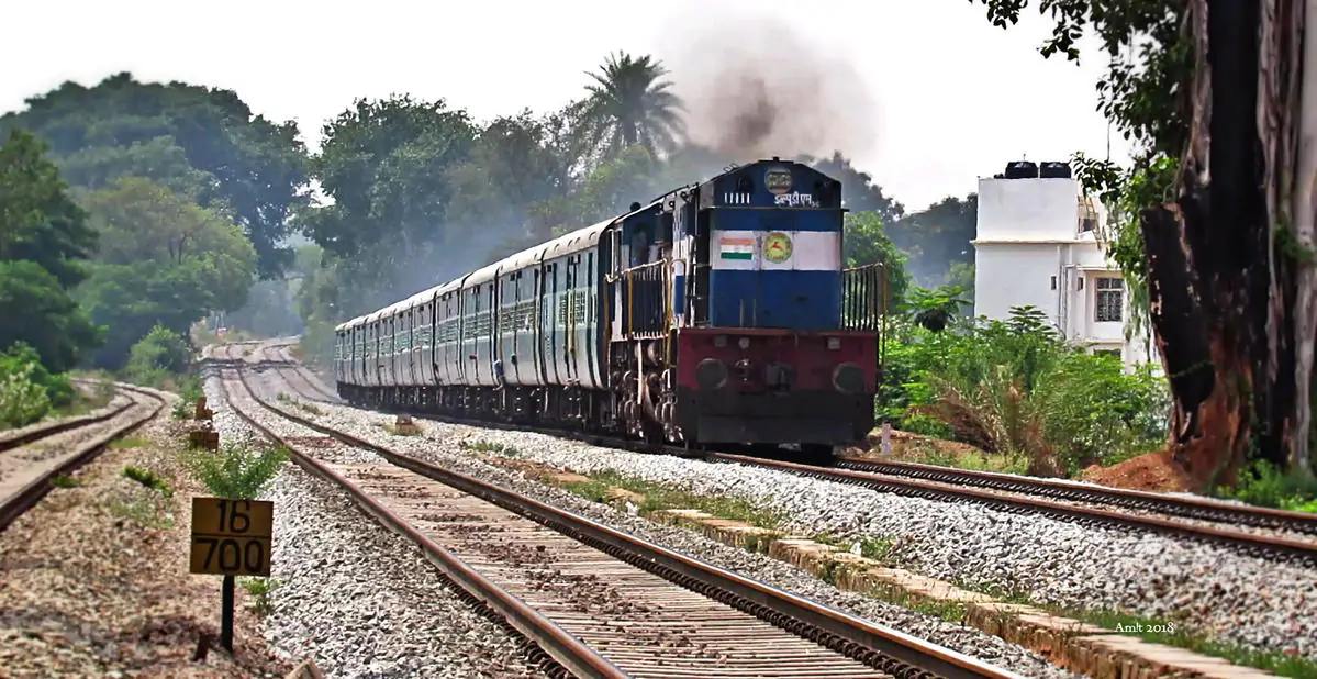 Indian Railways: Book general tickets through mobile app, the hassle of standing in long queues is over, know how Indian Railways: Book general tickets through mobile app, the hassle of standing in long queues is over, know how