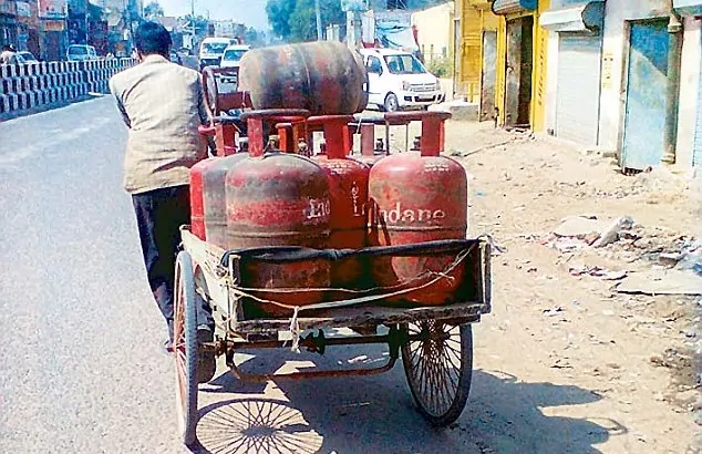 LPG Cylinder New Price: New price of LPG cylinder comes into effect from today, check the new rates in your city.