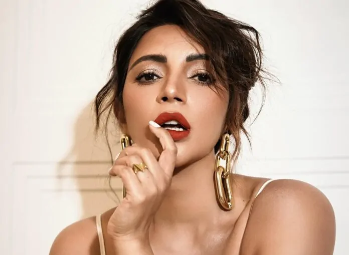 Shama Sikander did a bo*ld photoshoot, opened her shirt buttons in front of the camera, watch video