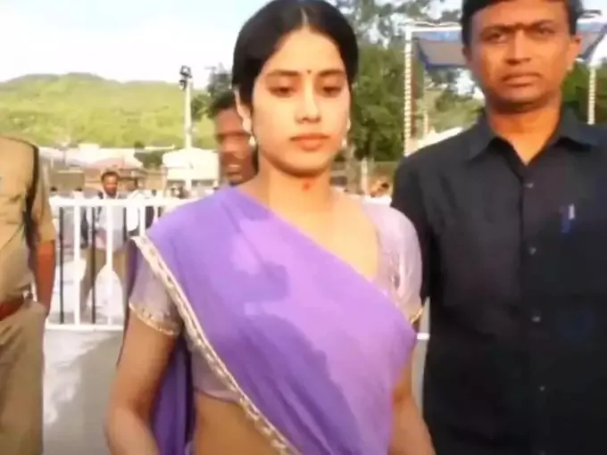 Janhvi Kapoor reached Tirupati Balaji temple barefoot, simplicity fascinated her, video viral
