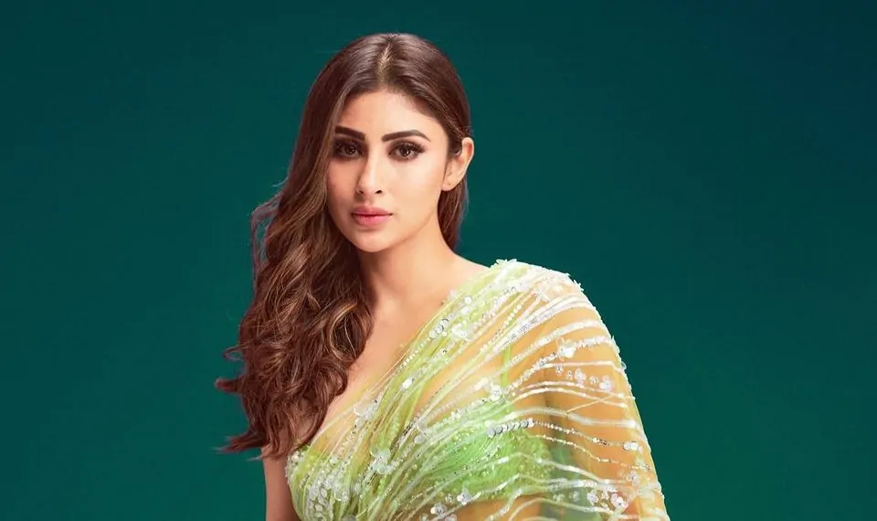 Oops Moment Mouni Roy wore such a dress to look bold, became a victim of Oops Moment in front of paparazzi Oops Moment Mouni Roy wore such a dress to look bold, became a victim of Oops Moment in front of paparazzi