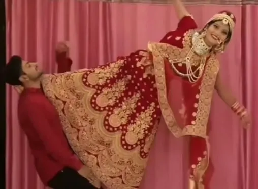 Bride did such a stunt on the wedding photoshoot that people were left in awe, couldn't control laughing after watching the video. Bride did such a stunt on the wedding photoshoot that people were left in awe, couldn't control laughing after watching the video.