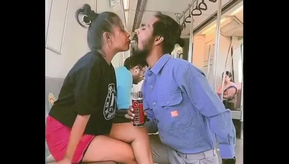 Couple did such a thing in Delhi Metro, passengers turned their eyes away after seeing them - watch
