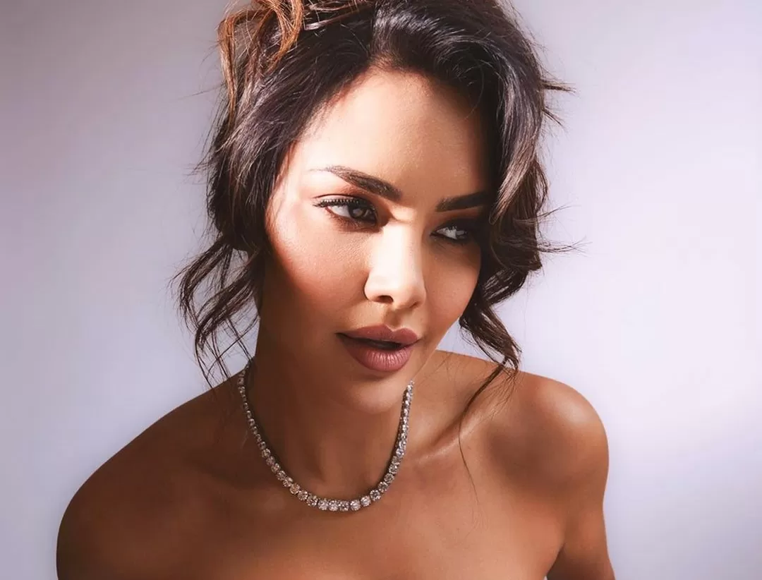 Esha Gupta crossed all limits of bo*ldness, showed her hotness in front of the camera without wearing pants Esha Gupta crossed all limits of bo*ldness, showed her hotness in front of the camera without wearing pants
