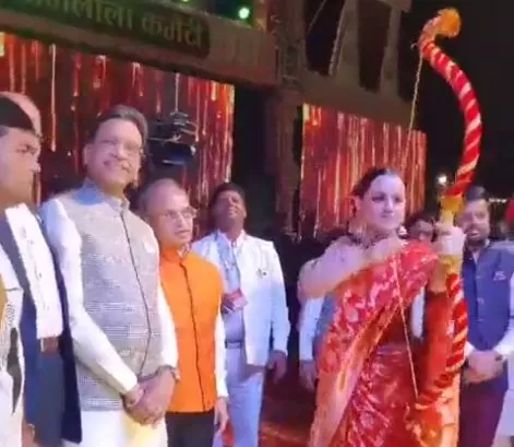 Kangana picked up the bow for Ravana Dahan but the arrow did not fire... Trolled on Viral Video