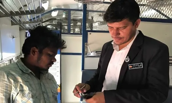 Indian Railways Fine: Now TTE will collect fine in moving train through online QR, know what is the technology Indian Railways Fine: Now TTE will collect fine in moving train through online QR, know what is the technology