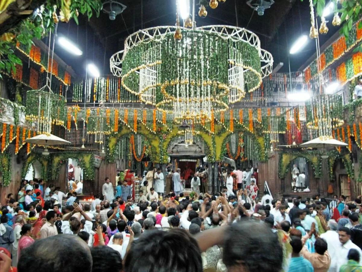 Banke Bihari Banke Bihari Temple: Before going to Banke Bihari Temple, note the new time for darshan, winter service has started. Banke Bihari Temple: Before going to Banke Bihari Temple, note the new time for darshan, winter service has started.