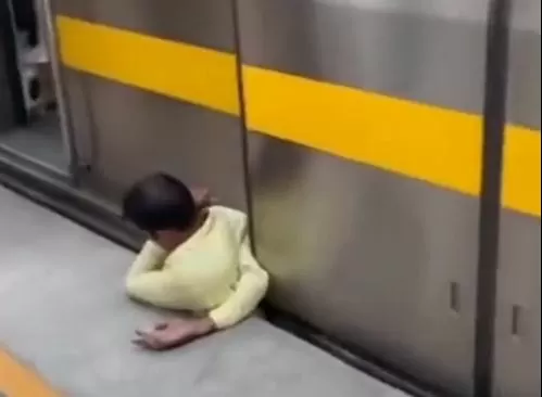 Viral Video: Man trapped between platform and Delhi Metro, video will shock you