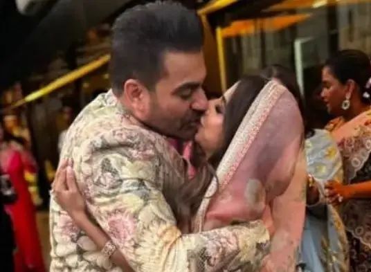 After marriage, Arbaaz liplocked with his new bride, Shura wore the ring while sitting on her knees.