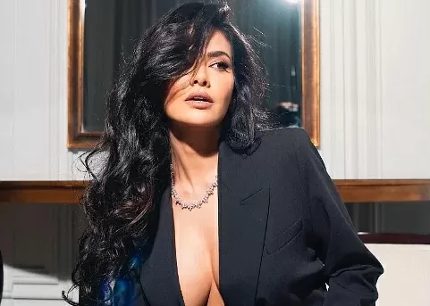 Bollywood actress Esha Gupta reached the event without a bra, her body covered only with a blazer.