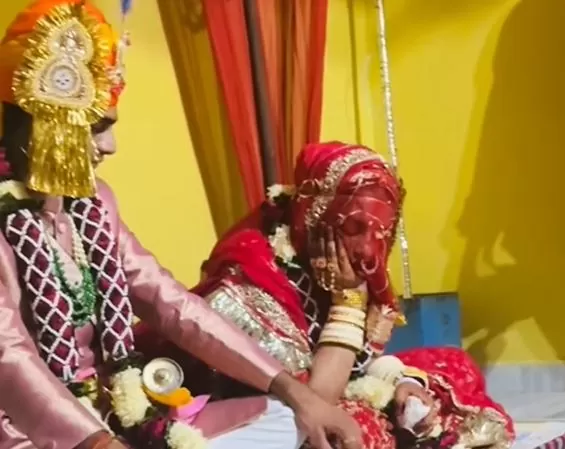 Bride was sleeping while sitting in the pavilion, the groom did such a thing to wake her up, video went viral