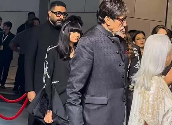 Entire Bollywood came to support Shahrukh's daughter and Amitabh's grandson, had to stand in line to click the photo...watch video