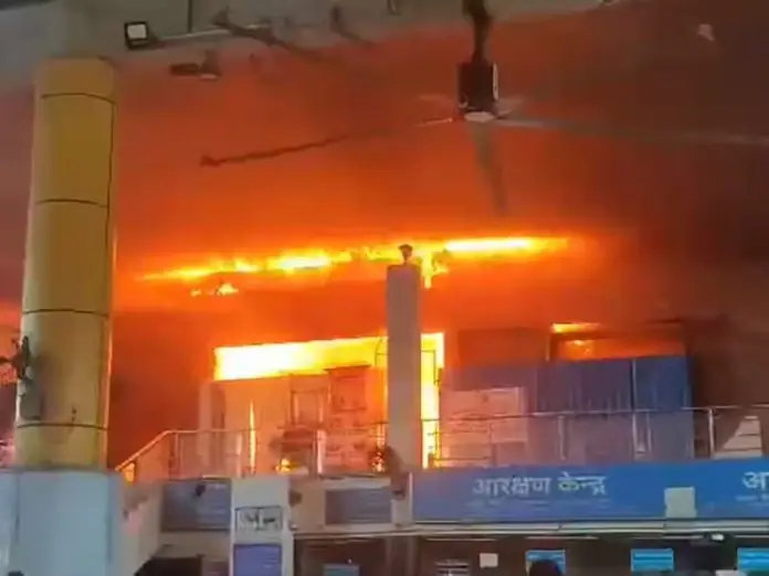 Railway Station Fire: Fire broke out in Lokmanya Tilak Railway Station, 2 fire engines reached the spot.