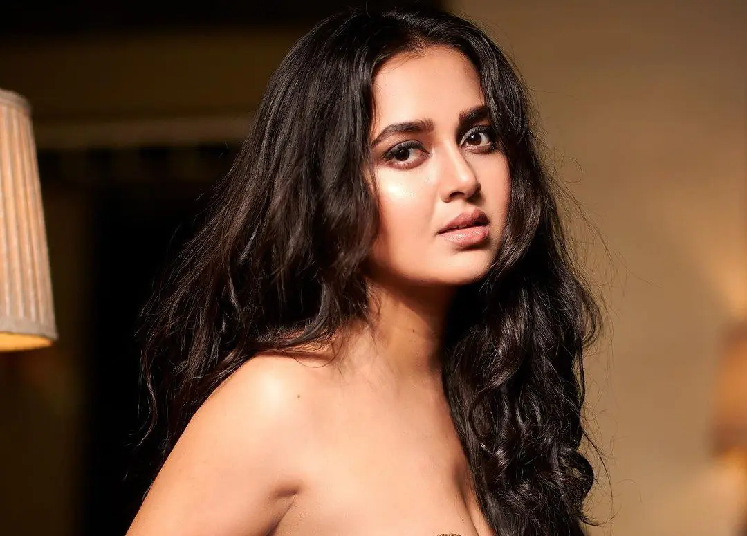 Tejasswi Prakash flaunts cleavage in deep neck red dress, Karan Kundra's heart melts after seeing it