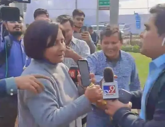 Video of journalists fighting with each other on live TV for Smoke Canister goes viral- watch