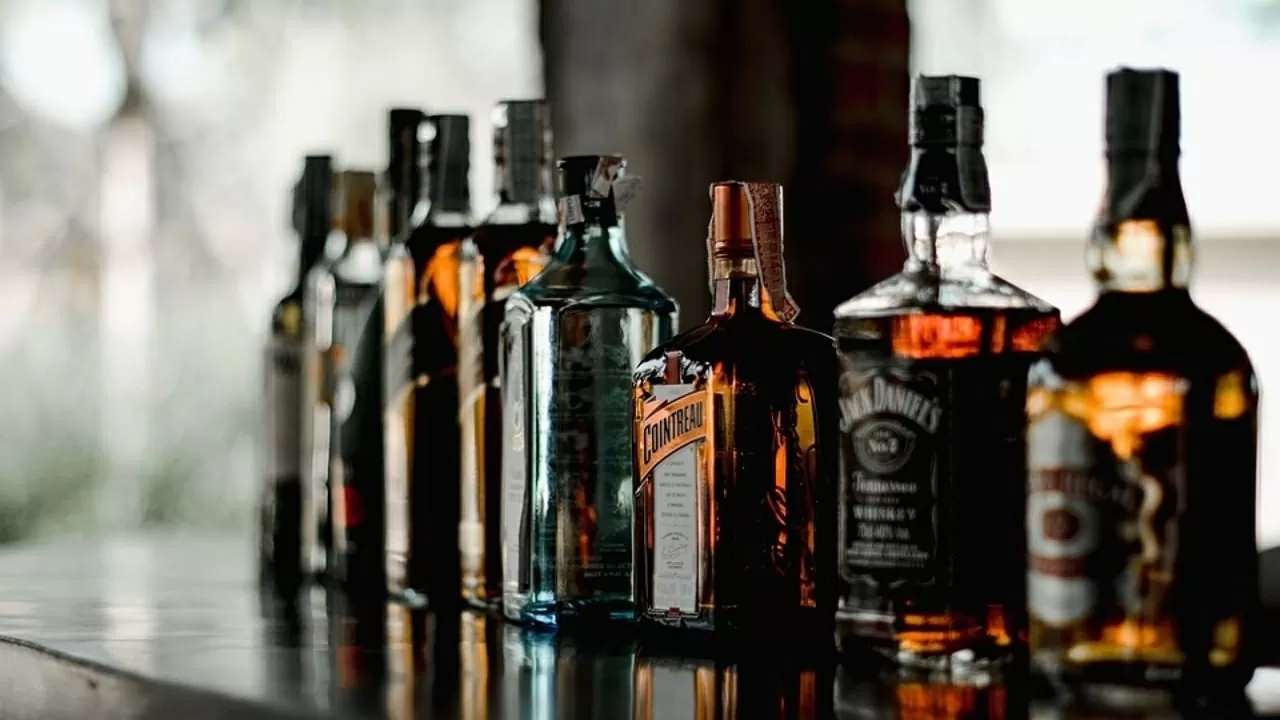 Alcohol Limit At Home How many bottles of liquor can you keep at home, please know the rules of Excise Department Alcohol Limit At Home How many bottles of liquor can you keep at home, please know the rules of Excise Department