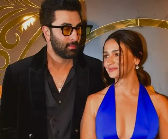 Alia was posing with Ranbir at the success party of Animal, suddenly came down from the stage, don't know what was the reason