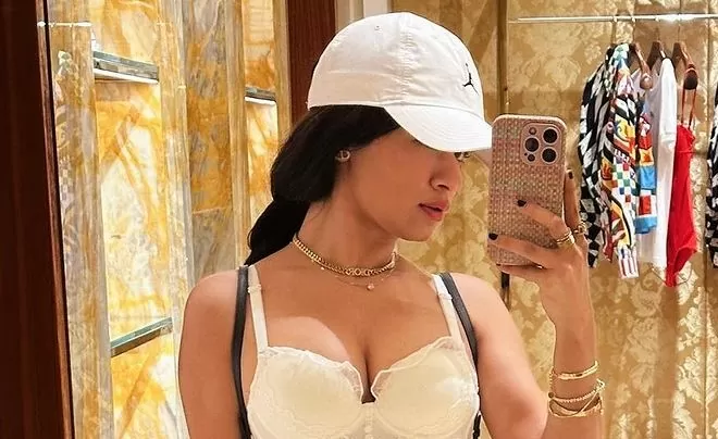 Avneet Kaur did a photoshoot while lying on the side of the swimming pool, people started sweating after seeing the pictures