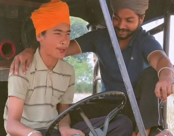 Viral Video: Boy's unique way of driving a tractor went viral, Anand Mahindra wrote a funny thing