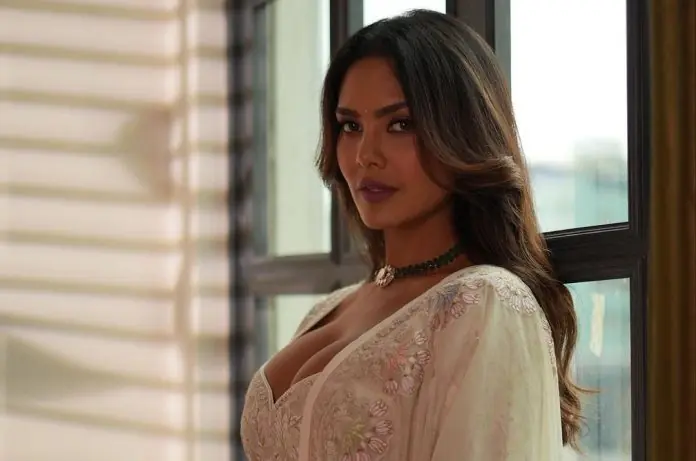 Esha Gupta dazzles her beauty in printed blue saree, see her beautiful look in photos