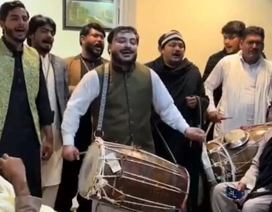Pakistani Dhol version on the song 'Tip Tip Barsa Paani' goes viral, people are watching the video again and again Pakistani Dhol version on the song 'Tip Tip Barsa Paani' goes viral, people are watching the video again and again