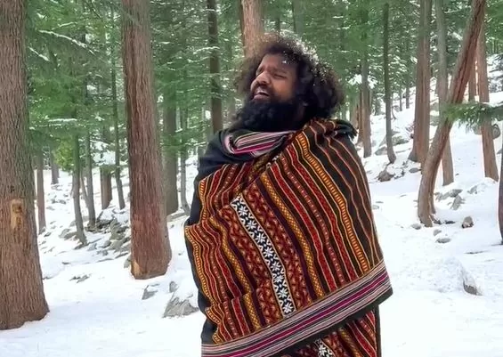 Pakistani singer sang 'Saiyan' in beautiful valleys in such a way that his voice touched the hearts of Indians, video goes viral. Pakistani singer sang 'Saiyan' in beautiful valleys in such a way that his voice touched the hearts of Indians, video goes viral.