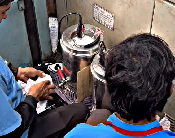VIRAL VIDEO: People were stunned to see tea being prepared in this manner in the train; Said- Brother, what is happening?