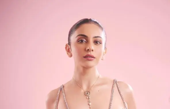 Rakul Preet Singh shared pictures wearing deep blouse with lehenga, people went crazy after seeing her toned figure.