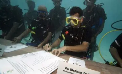 Viral Video: When the cabinet meeting went on in the sea for 30 minutes, the reason was strange - watch video