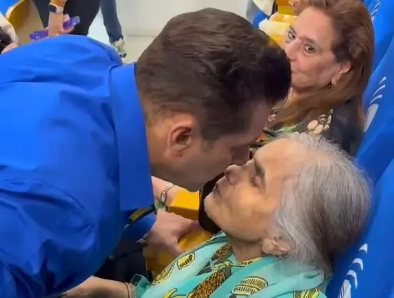 Latest video of Salman showering love on mother Salma goes viral, will win fans hearts