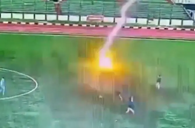 Watch Footballer dies due to lightning on the field, video will give you goosebumps