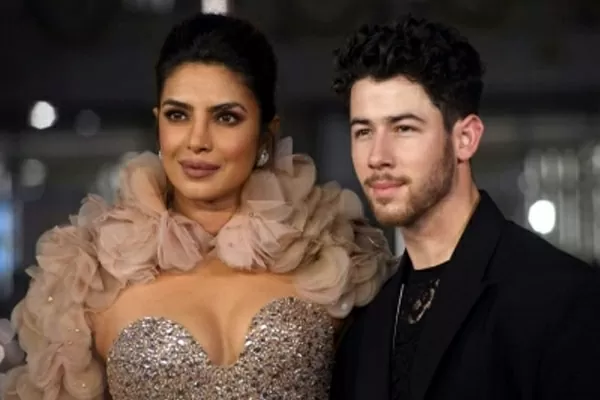 Nick Jonas left a sweat after seeing Priyanka Chopra's 22 year old bik*ini photo, fans made such comments