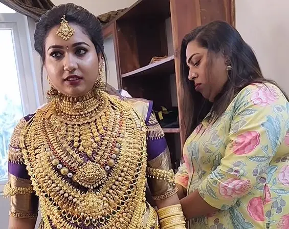 Woman wore so much jewellery, you will be surprised to see it - Watch video