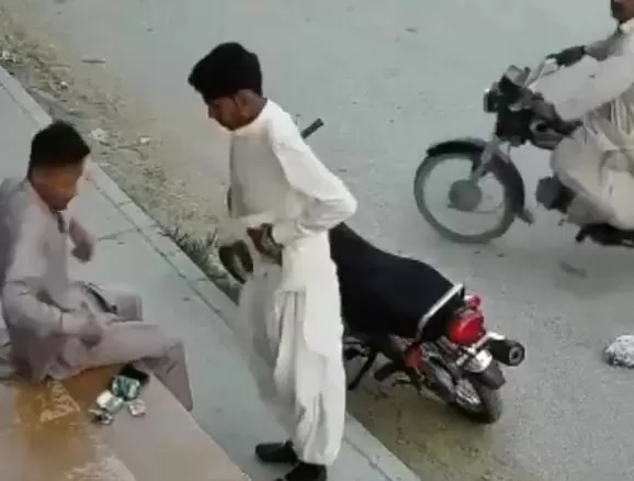 Pakistan Loot Video: Video of robbers robbing a biker in Pakistan goes viral, you will be surprised to see Pakistan Loot Video: Video of robbers robbing a biker in Pakistan goes viral, you will be surprised to see