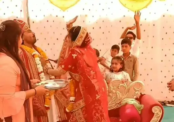 Bride Groom Video Groom was doing drama in front of the bride, the bride slapped him on stage