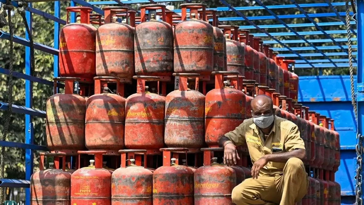 New Rules: From LPG to money transfer, big changes taking place from 1st February, complete these important tasks today itself. New Rules: From LPG to money transfer, big changes taking place from 1st February, complete these important tasks today itself.
