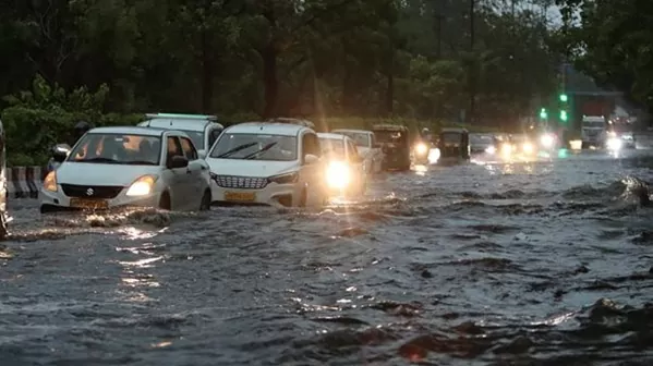 Weather Update Delhi's roads submerged in the initial rain, roof of IGI's T1 collapsed