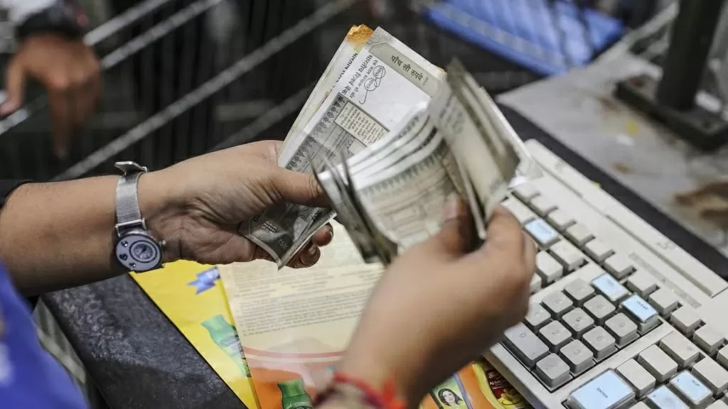 Banking Rules: Cash deposit and withdrawal limit in savings account as per Income Tax, know the rules of IT department Banking Rules: Cash deposit and withdrawal limit in savings account as per Income Tax, know the rules of IT department