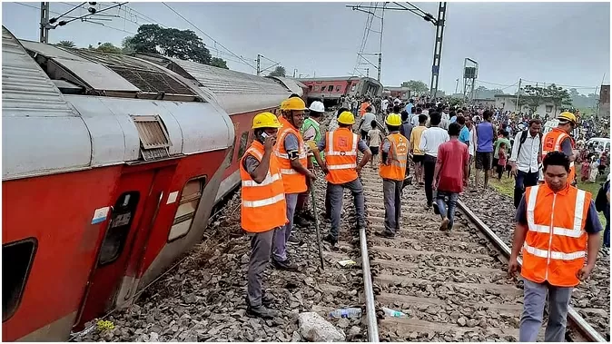 Train Accident: 18 coaches of a train going from Howrah to Mumbai derailed, two dead, 20 injured; rescue operations underway
