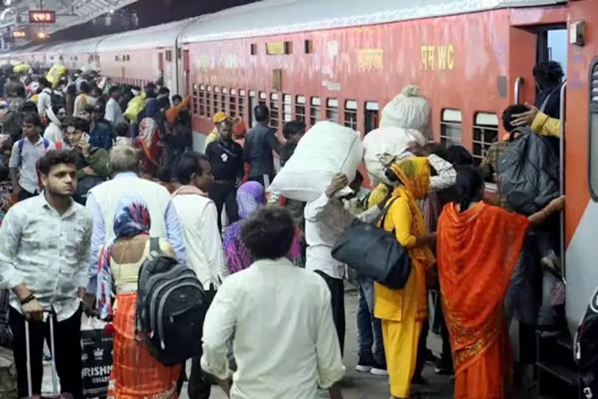 Indian Railways has issued a new rule for passengers traveling with waiting tickets, fine will be imposed if caught. Indian Railways has issued a new rule for passengers traveling with waiting tickets, fine will be imposed if caught.