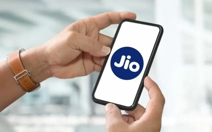 Jio customers are getting 336 days validity for less than a thousand rupees