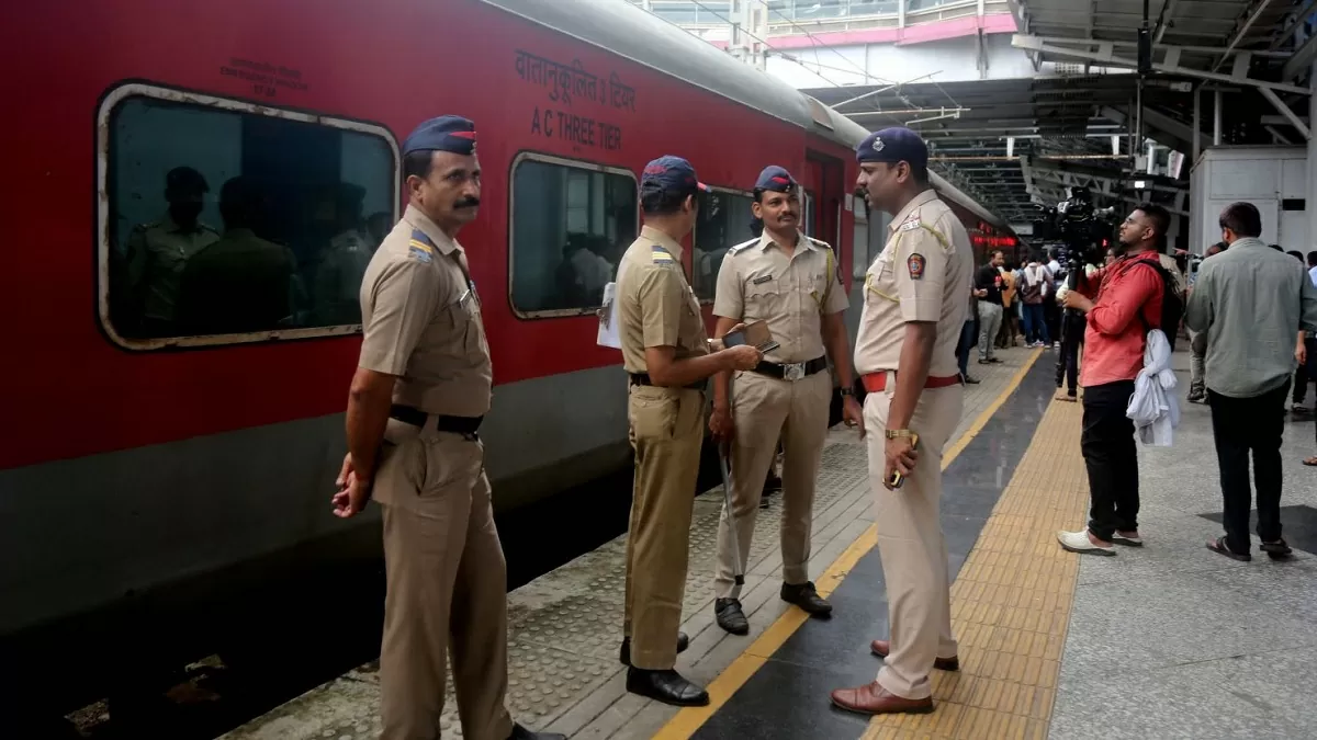 Railways issued rules regarding the travel of policemen, now if caught doing this work, they can be jailed along with fine Railways issued rules regarding the travel of policemen, now if caught doing this work, they can be jailed along with fine