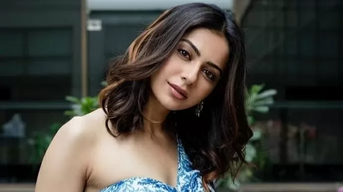 Rakul Preet Singh got a photoshoot done in an unstitched blouse, people made such comments after seeing the pose