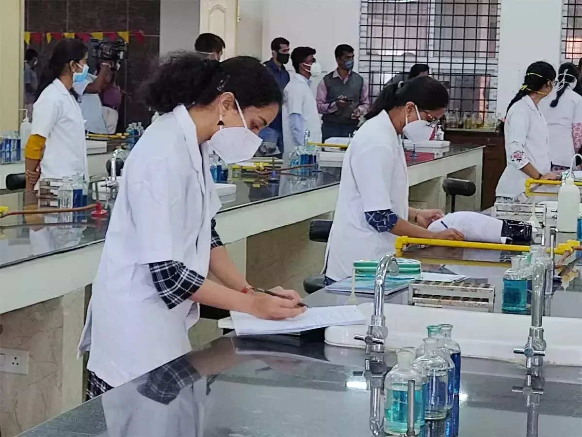 MBBS Colleges Fees: MBBS studies in these medical colleges cost less than the fees of nursery class, know the fees MBBS Colleges Fees: MBBS studies in these medical colleges cost less than the fees of nursery class, know the fees