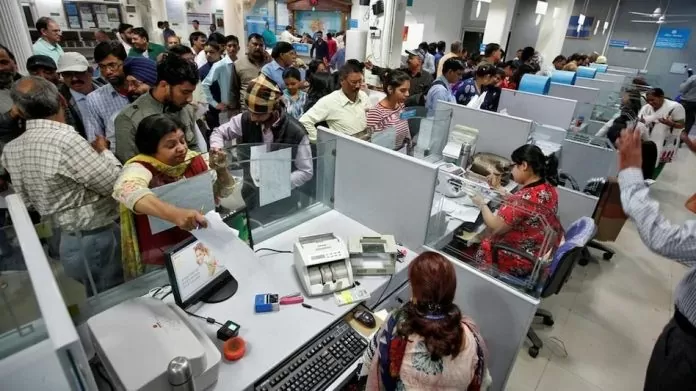 Bank interest Rate Cut: Big news for bank customers! This bank has now reduced interest on deposited money, check the new rate
