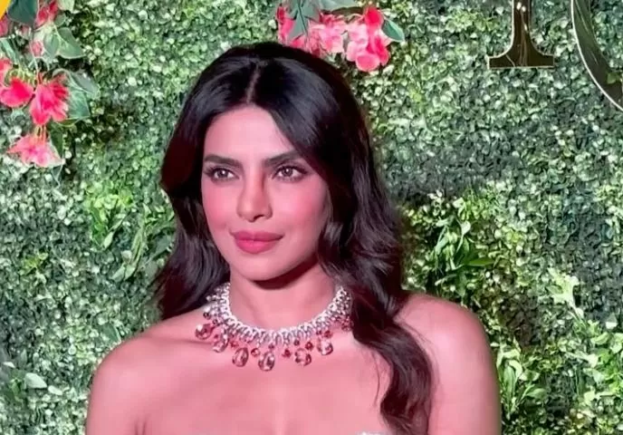 Priyanka Chopra showed her hotness in a low-cut neckline dress at the Mehndi ceremony, fans were left sweating
