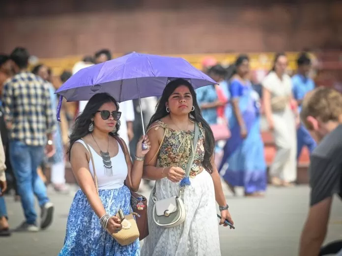 Delhi Weather Many parts of Delhi are in the grip of heat wave, Friday was the hottest day, pollution also increased
