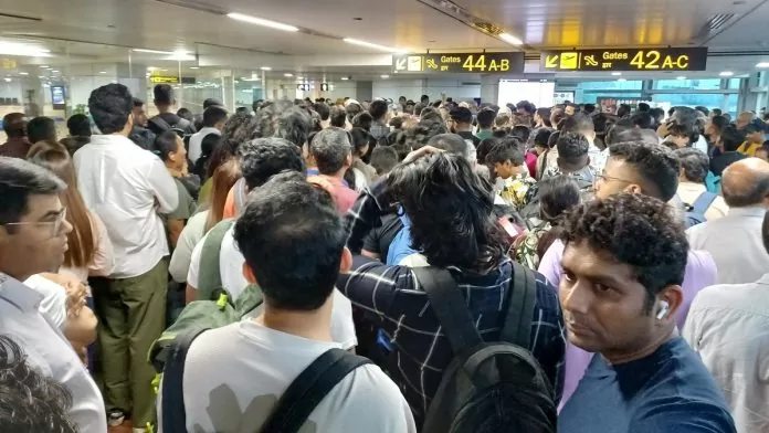 Delhi airport runway closed due to bad weather, passengers facing problems