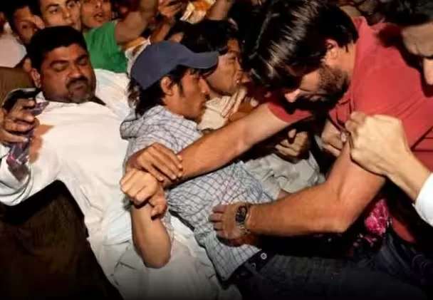 Pakistanis beat up Shahid Afridi badly, slapped him multiple times one after the other, watch the video